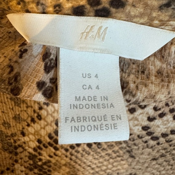 H&M Snakeprint Long Sleeve Button Down Top (Size 4) - Picture 2 of 9